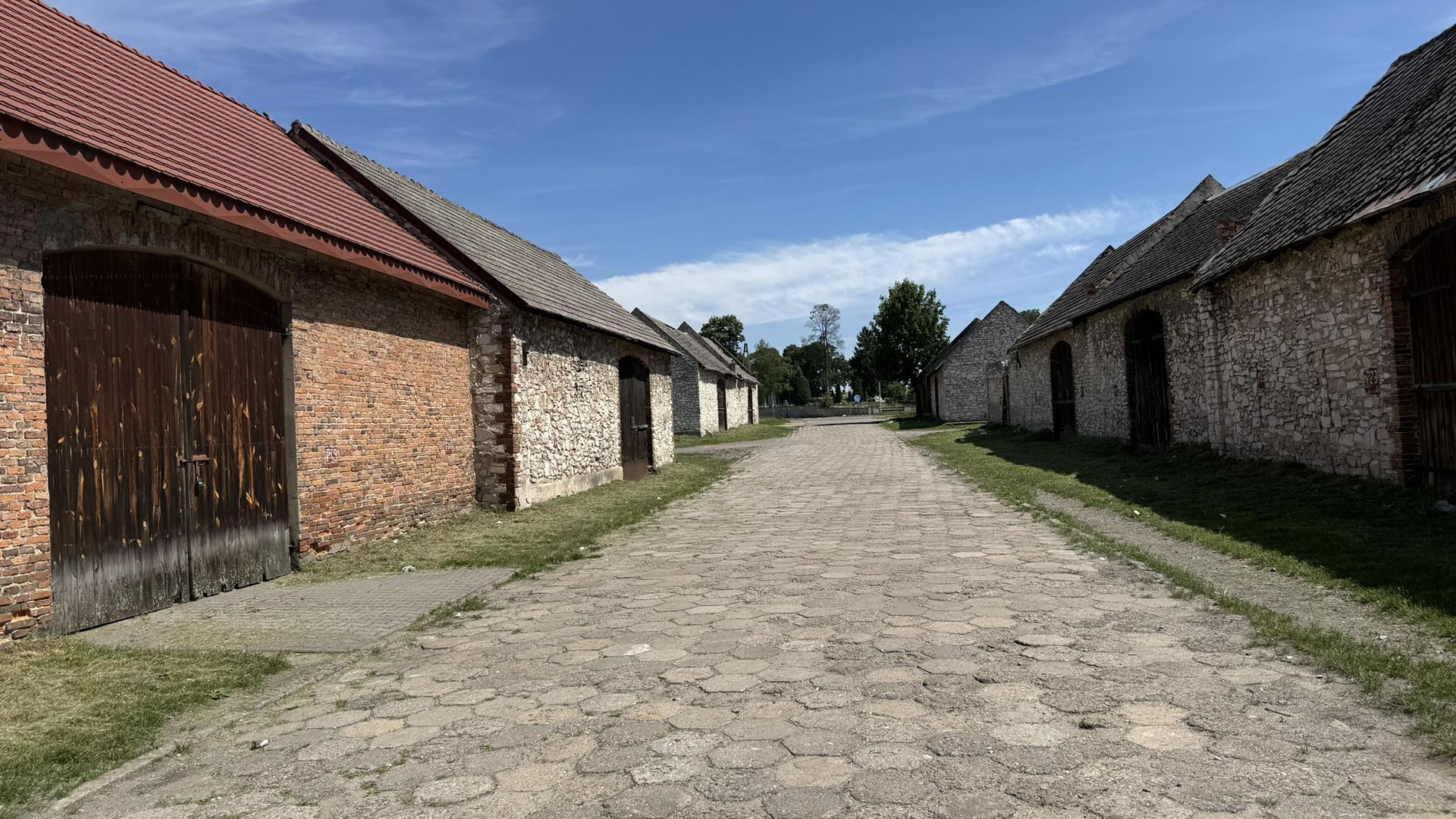 Zespół zabytkowych stodół w Żarkach
