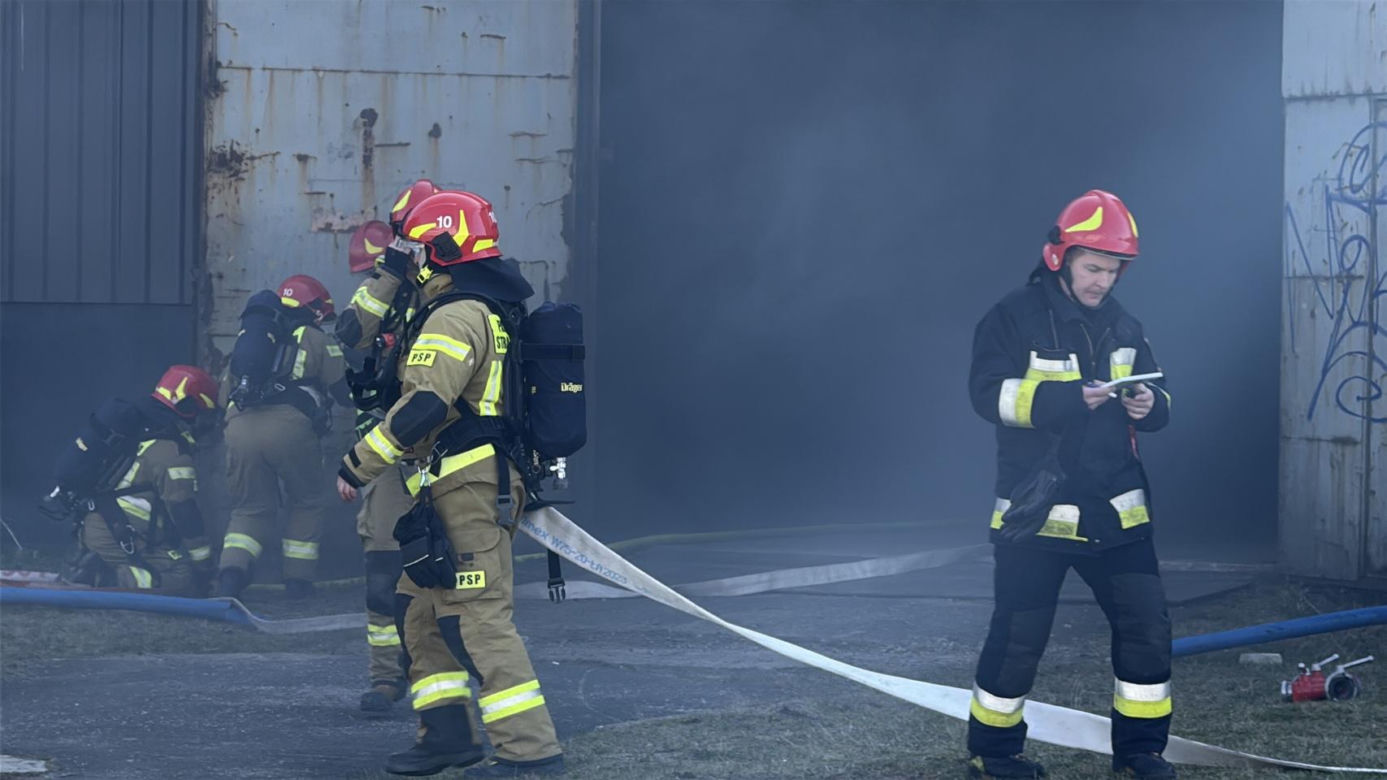 Płonie duża hala w Warszawie! Kolejny pożar w stolicy. Na miejscu wszystkie służby	