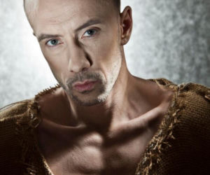 Adam Darski w worku pokutnym