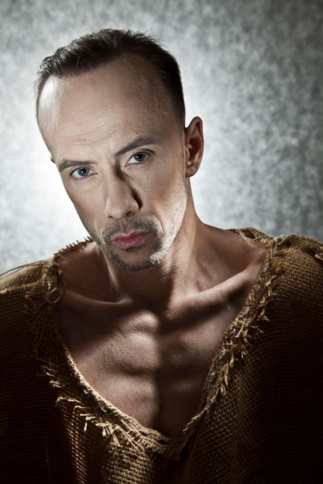 Adam Darski w worku pokutnym