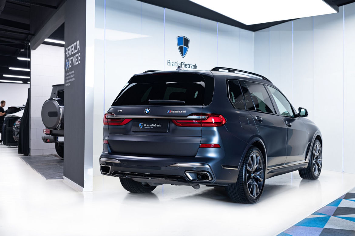 C-BooL jeździ BMW X7 M50d