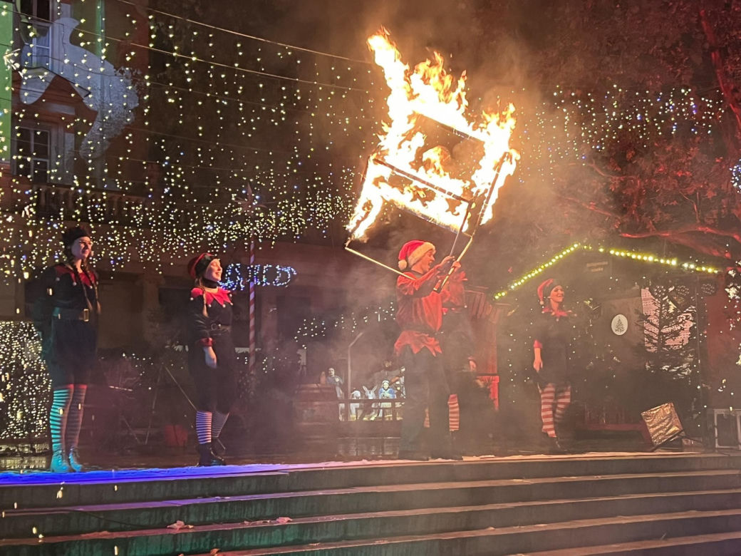 Betlejem Poznańskie 2023. Zimowe Fire Show na placu Wolności w Poznaniu