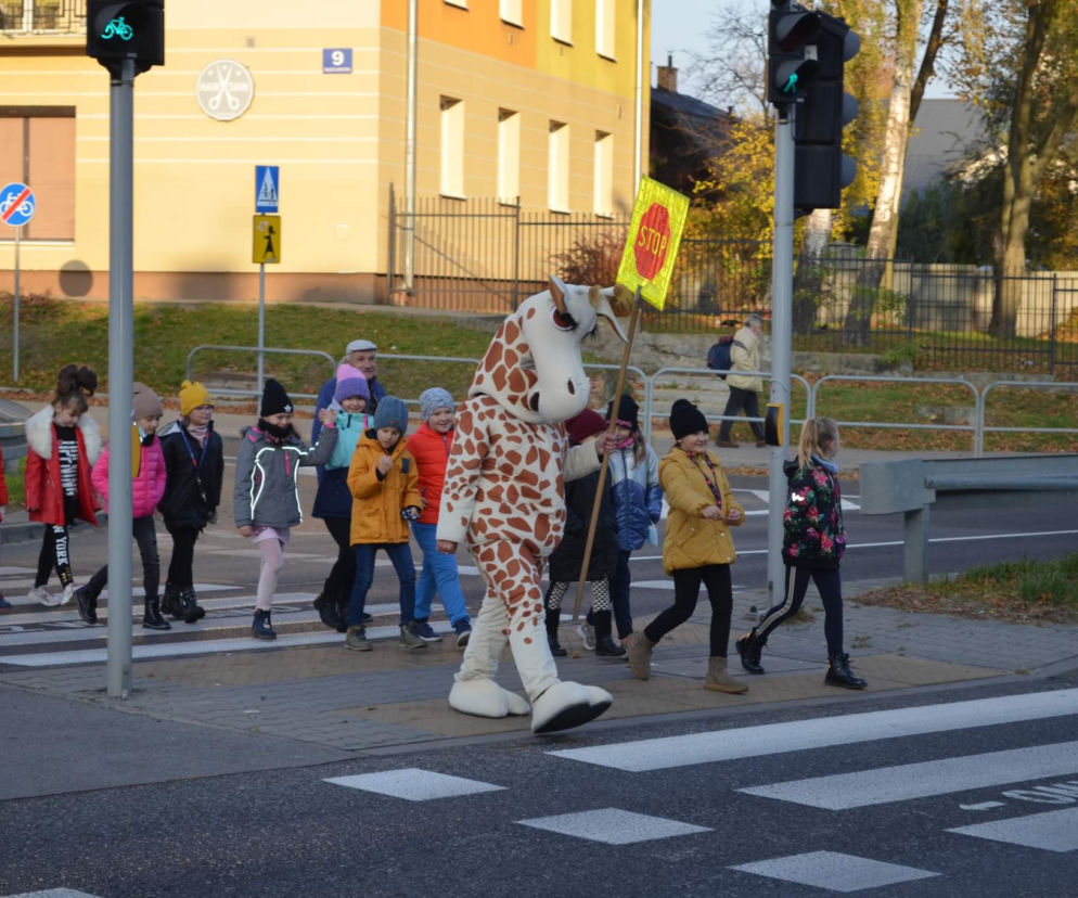 Uczniowie PSP 32 w Radomiu podczas lekcji o bezpieczeństwie w ruchu drogowym