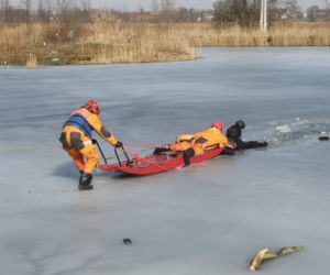 Wszedł na lód i zaczął tonąć