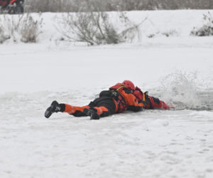 Gdy załamie się lód. Co robić, by uratować siebie lub kogoś, gdy wpadnie do wody?