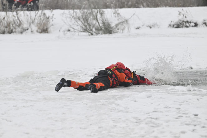 Gdy załamie się lód. Co robić, by uratować siebie lub kogoś, gdy wpadnie do wody?