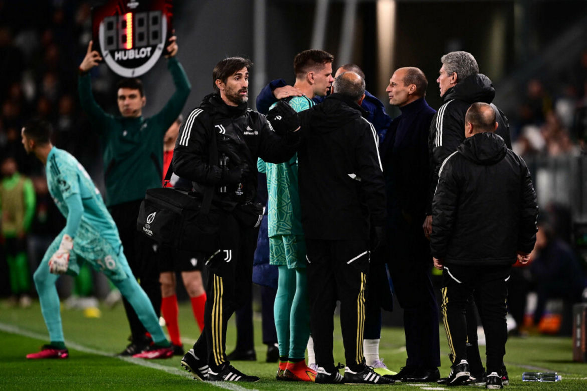 Wojciech Szczęsny złapał się za klatkę piersiową w trakcie meczu. Opuścił boisko ze łzami w oczach! Tajemniczy problem