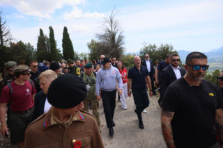 Prezydent RP Karol Nawrocki podczas trekkingu z harcerzami, młodzieżą i społecznikami pod hasłem Szlak Pamięci w Cassino