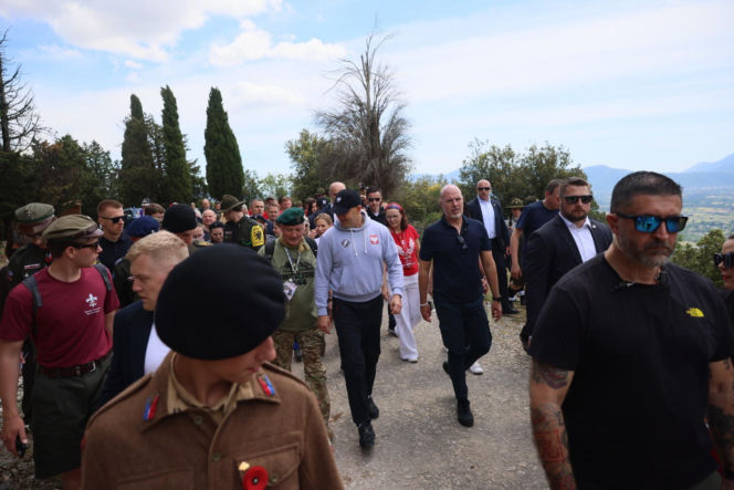 Prezydent RP Karol Nawrocki podczas trekkingu z harcerzami, młodzieżą i społecznikami pod hasłem Szlak Pamięci w Cassino