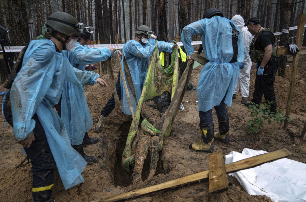 Ukraina. Ekshumacja masowych grobów w Izium