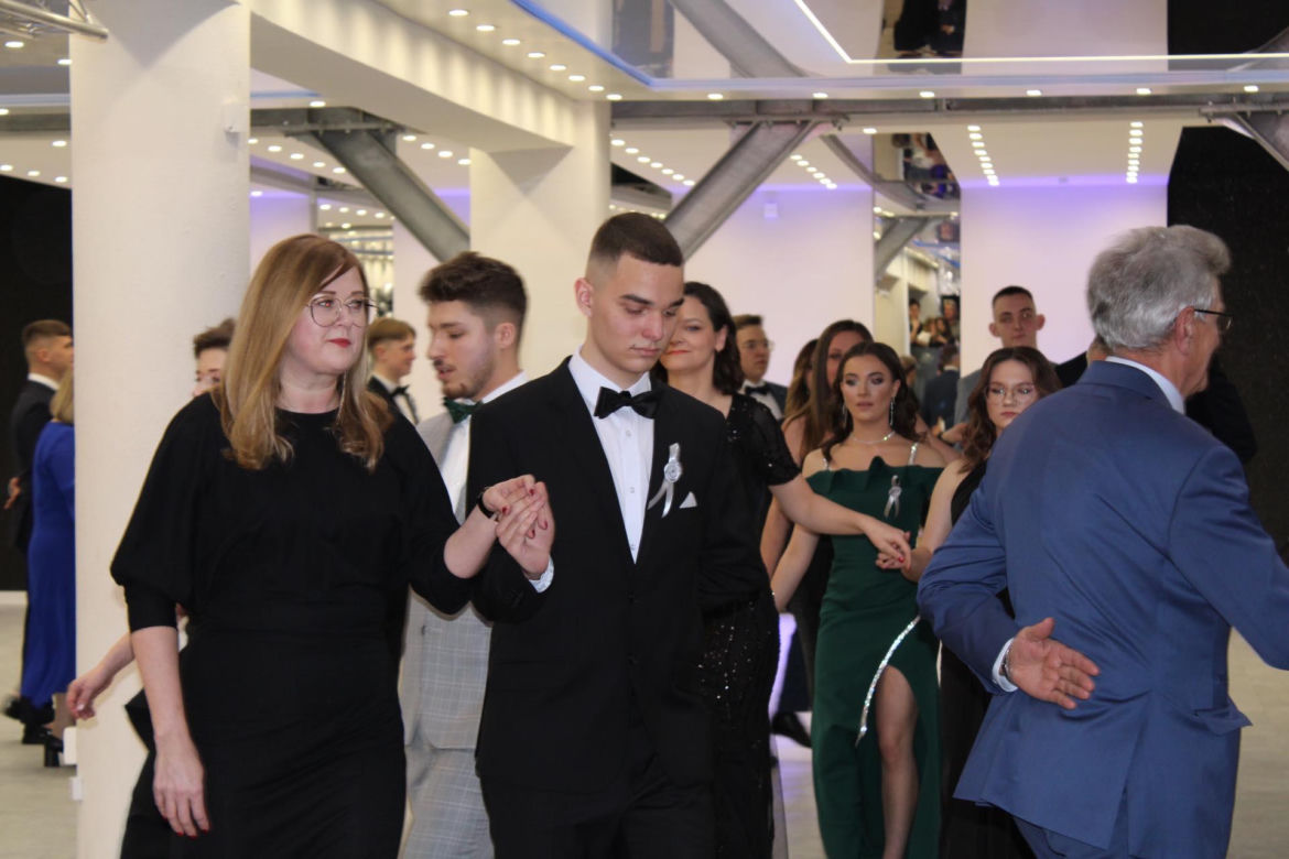 Bal studniówkowy 2024 II Liceum Ogólnokształcącego w Starachowicach