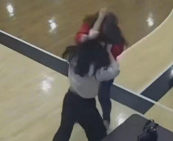 Bijatyka matek i ojców w katolickiej szkole! Ich dzieci patrzyły