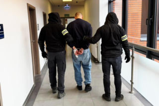 Niebezpieczny przestępca z Czech udawał bezdomnego. Miał przy sobie istny arsenał