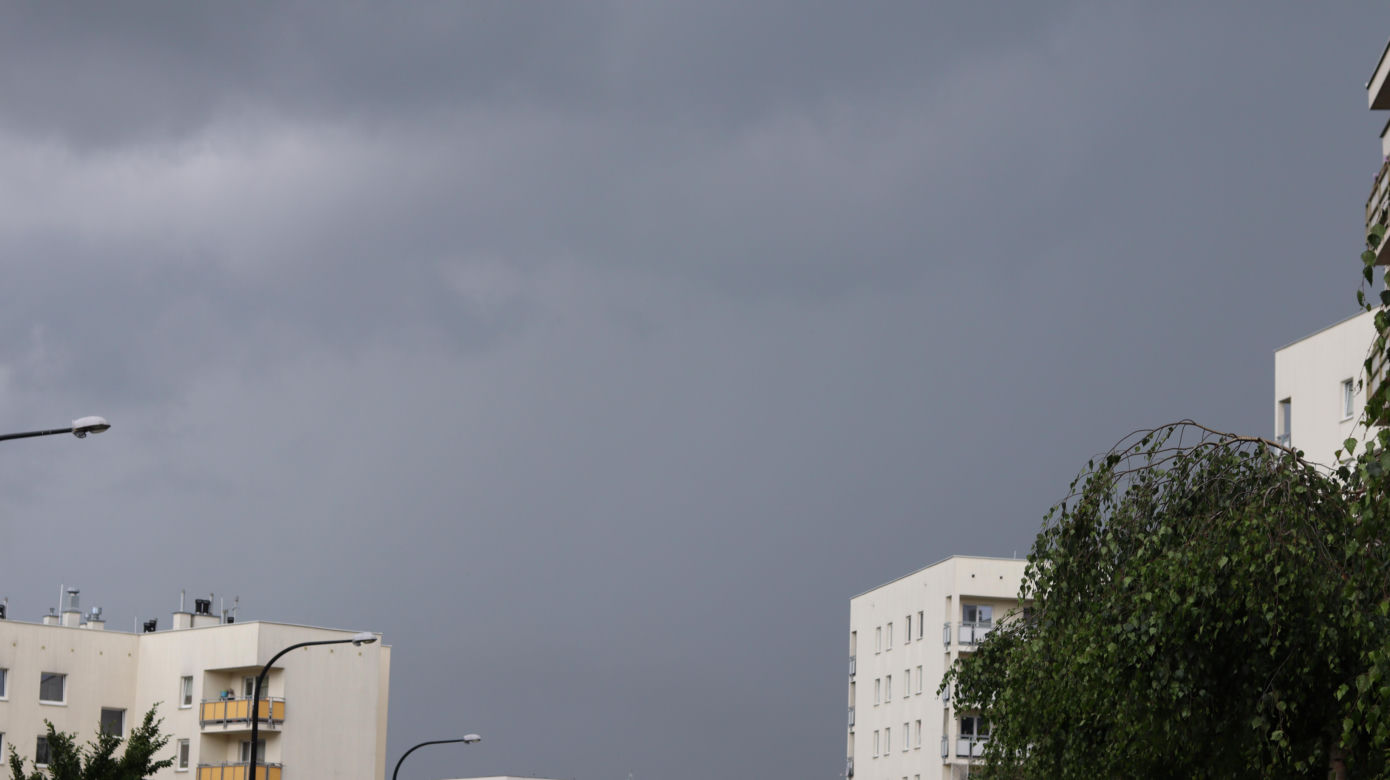 Burza nad Lublinem. Czarne chmury przykryły miasto, słychać grzmoty [GALERIA]