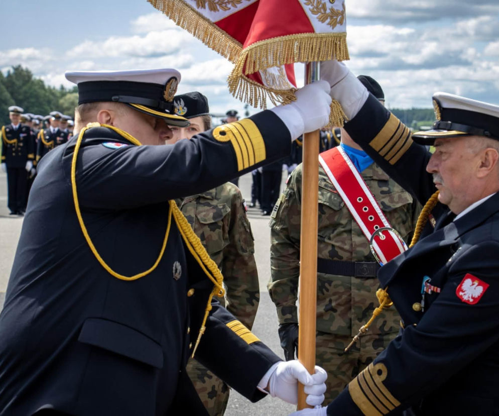 Ceremonia przekazania sztandaru przez oficerów Marynarki Wojennej. O uroczystościach przeczytasz na SE Portal Obronny.