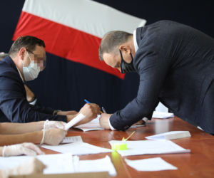 Wybory 2020 Andrzej Duda wraz z elegancką małżonką w komisji wyborczej oddali głosy