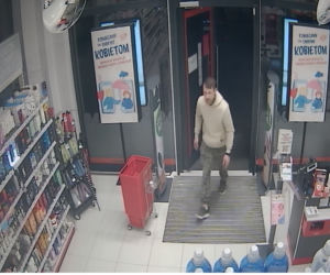 Okradli drogerię w Dobrzejewicach koło Torunia. Rozpoznajesz ich?