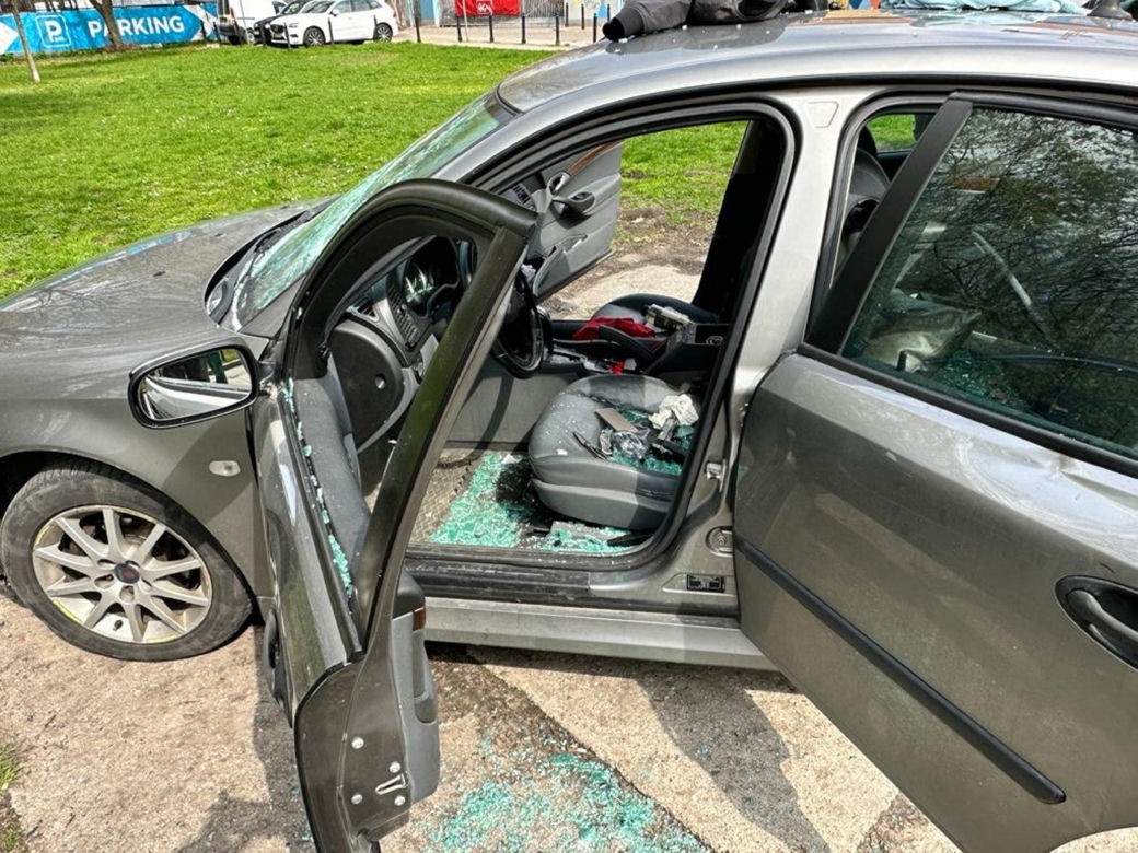 Poranna awantura na Mokotowie. W aucie znaleziono broń i nóż. Zatrzymano dwie osoby