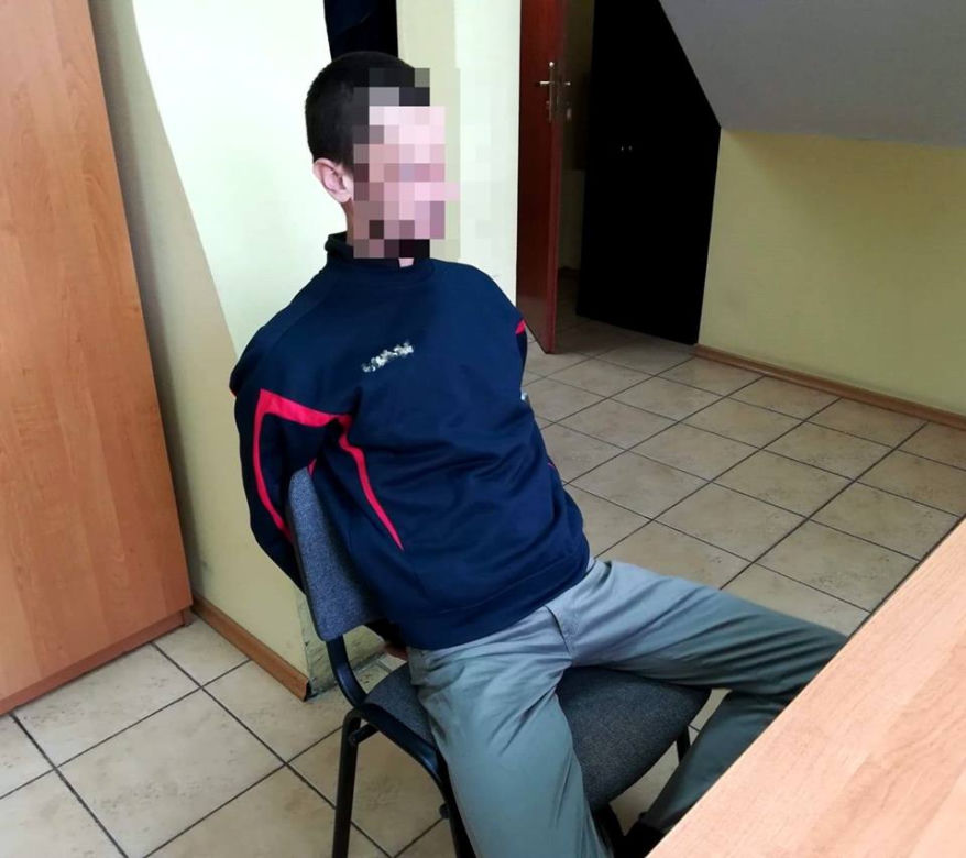 Siemiatycze. Policyjny pościg za seatem. 33-latek uderzył w latarnie i zaczął uciekać pieszo