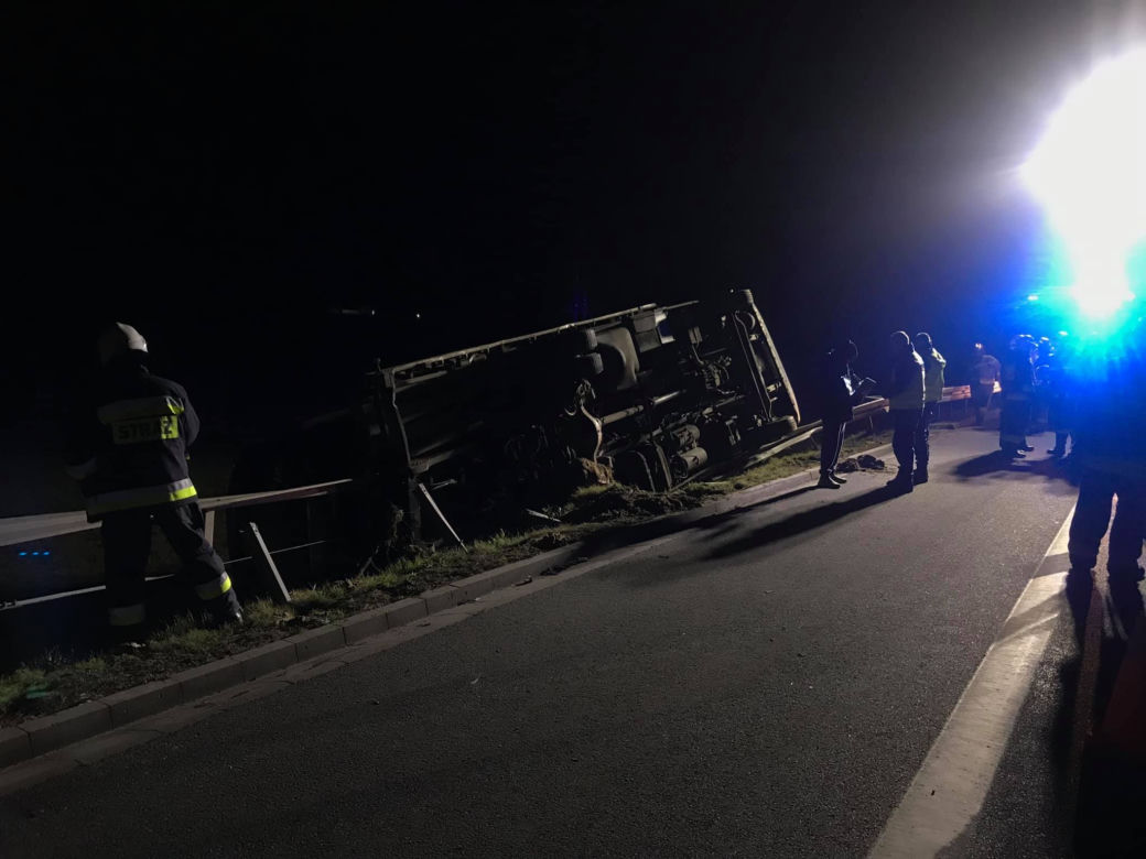Kierowca ciężarówki stracił panowanie nad pojazdem. Zniszczone LUKSUSOWE auta!