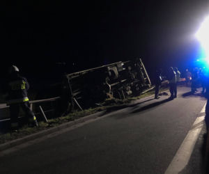 Kierowca ciężarówki stracił panowanie nad pojazdem. Zniszczone LUKSUSOWE auta!