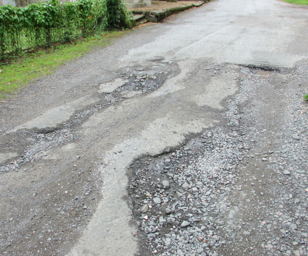 Bełchatów: Uszkodziłeś auto w dziurawej drodze? Możesz ubiegać się o odszkodowanie! Jak?