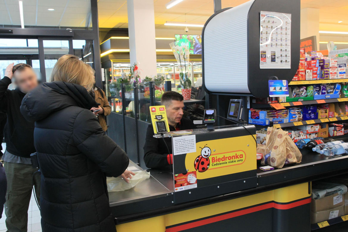 Ryszard Petru na kasie w Biedroonce