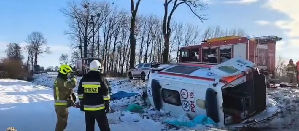 Koszmarny wypadek karetki pod Wągrowcem! Kierowca w ciężkim stanie