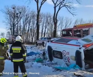 Koszmarny wypadek karetki pod Wągrowcem! Kierowca w ciężkim stanie