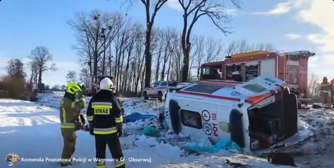 Koszmarny wypadek karetki pod Wągrowcem! Kierowca w ciężkim stanie