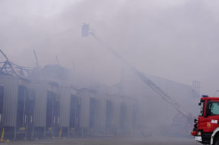 Wielki pożar hali magazynowej w Wielkopolsce. Trudna akcja, woda zamarza