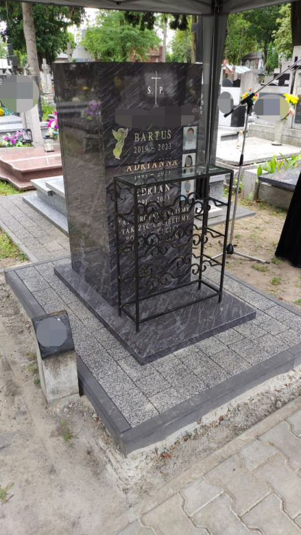 Przepiękny pomnik i morze białych kwiatów upamiętnia śmierć rodziny z Włocławka