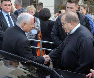 Ukłony dla Rydzyka, uśmiech dla Kaczyńskiego