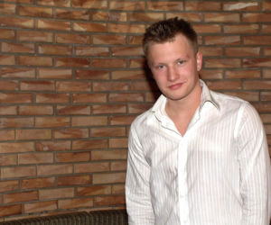 Od nastolatka z Na Wspólnej do eleganckiego mężczyzny. Tak zmieniał się Jakub Wesołowski