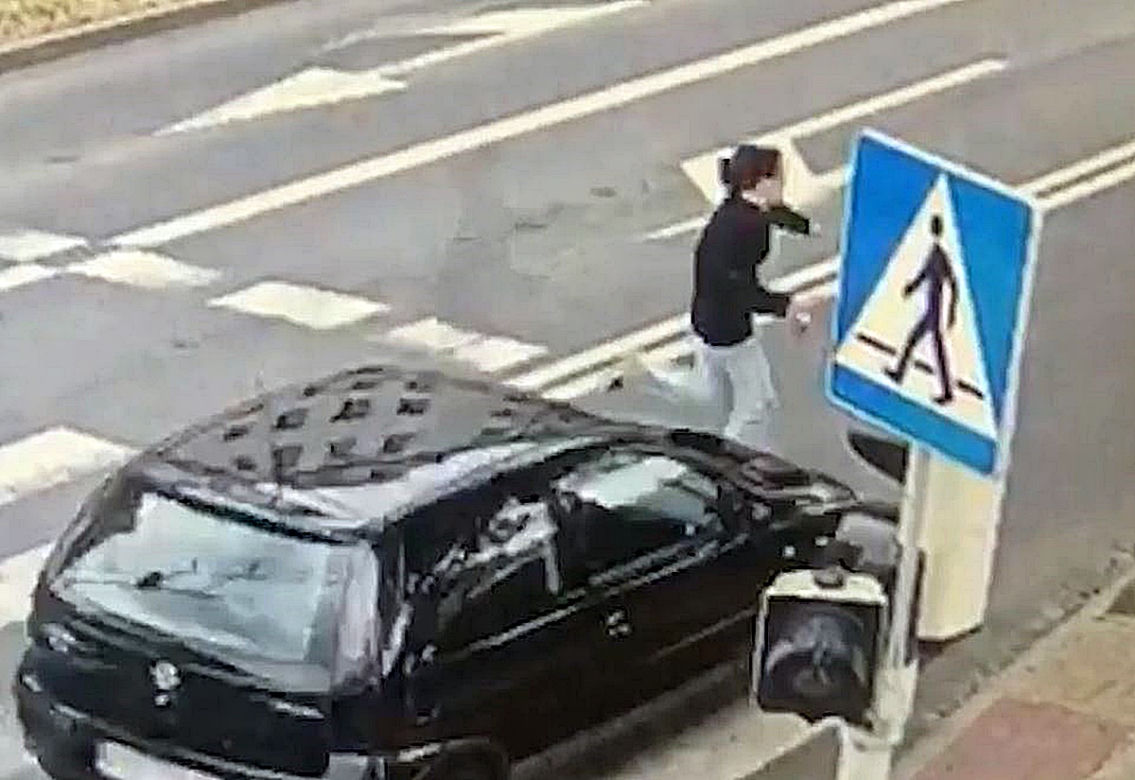 Dziewczynka wpadła pod samochód. Przebiegała na czerwonym świetle