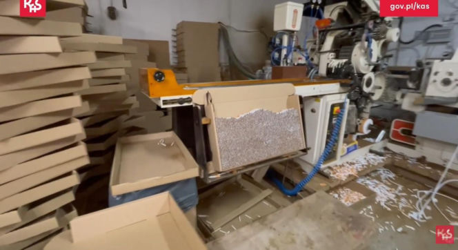 Celnicy zlikwidowali nielegalną fabrykę papierosów. Przejęli towar warty ponad 10 milionów