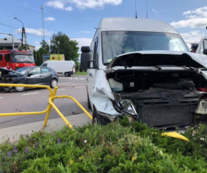 Knyszyn. Seat i mercedes roztrzaskały się na skrzyżowaniu [ZDJĘCIA]