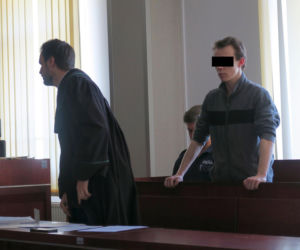 Mateusz rzucił monetą. Wypadł orzeł, więc udusił Wiktorię