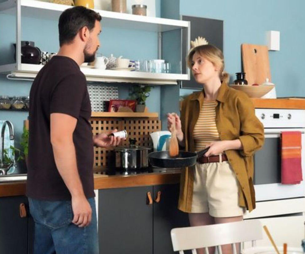 Marcin (Oskar Stoczyński) zaniepokojony rozmawia z Renatą (Anna Mrozowska), która trzyma patelnię z łopatką, w kuchni. Marcin prezentuje opakowanie leków, martwiąc się o uzależnienie ukochanej, która wciąż przyjmuje silne środki przeciwbólowe po kontuzji. Więcej o kryzysie w związku na Super Seriale.