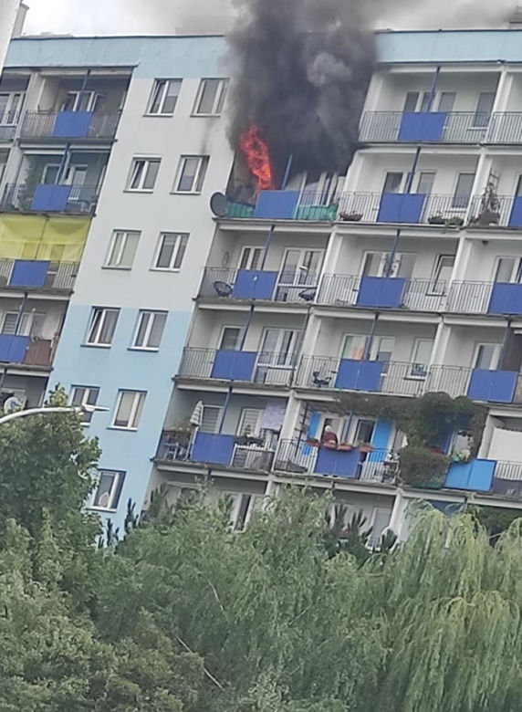 W Rzeszowie płonie mieszkanie w bloku nr 24 na Podwisłoczu