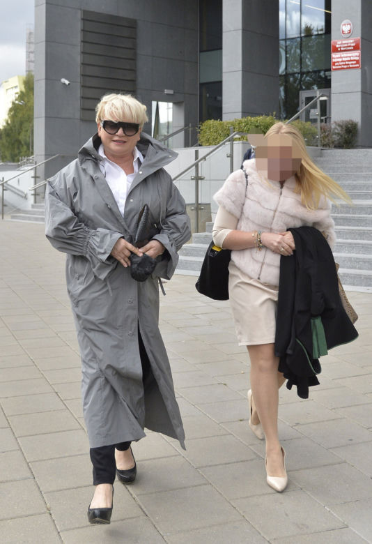 Katarzyna Figura z prawniczką opuszczają sąd