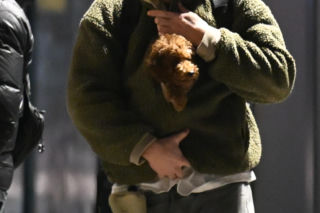 Sebastian Fabijański z pieskiem na spacerze