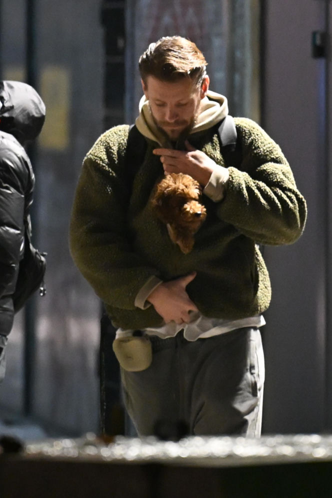 Sebastian Fabijański z pieskiem na spacerze