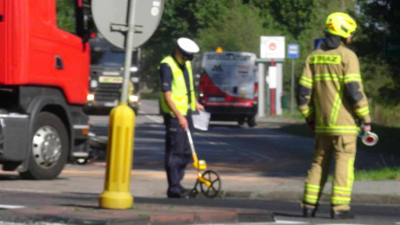 Koszmar na skrzyżowaniu w Sowiej Woli. Motocyklista przeleciał nad samochodem i gruchnął o asfalt. Zginął na miejscu