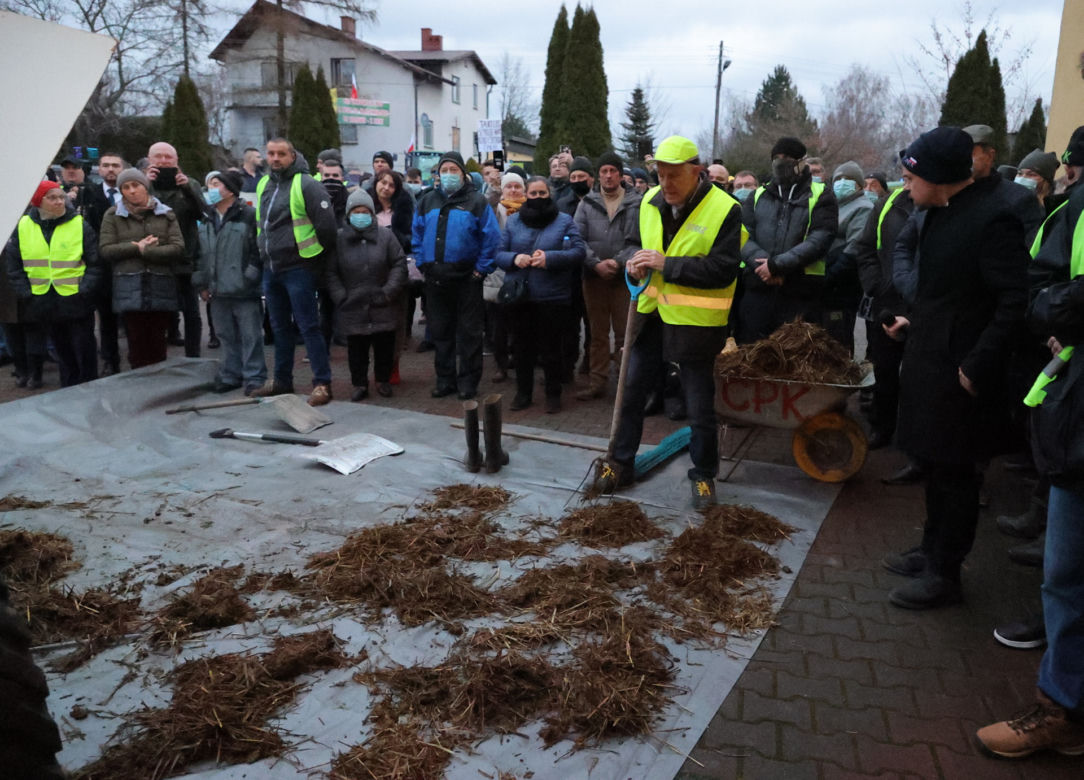 Awantura o lokalizację CPK. Mieszkańcy przyszli z kupą gnoju i jajkami 