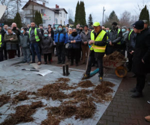 Awantura o lokalizację CPK. Mieszkańcy przyszli z kupą gnoju i jajkami 