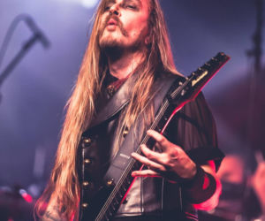 Skrupulatnie wyreżyserowany groteskowy spektakl okraszony nutą surrealizmu – Avatar zawładną Warszawą [RELACJA]