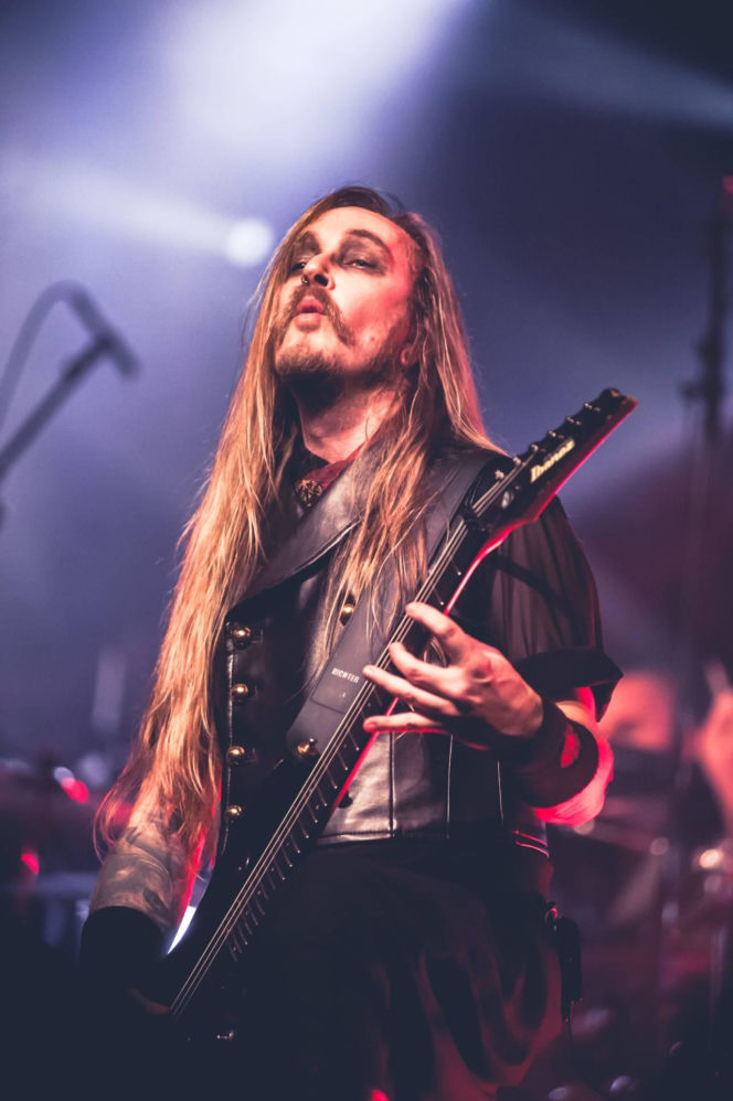 Skrupulatnie wyreżyserowany groteskowy spektakl okraszony nutą surrealizmu – Avatar zawładną Warszawą [RELACJA]