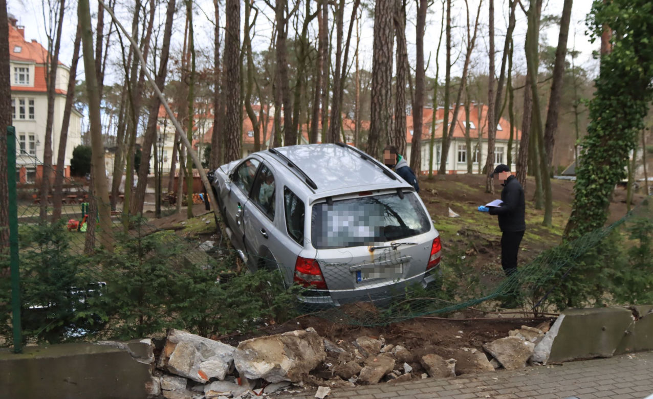Staranował płot SUV-em i zniknął! Niecodzienne zdarzenie w Świnoujściu