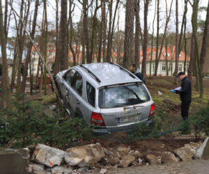 Staranował płot SUV-em i zniknął! Niecodzienne zdarzenie w Świnoujściu